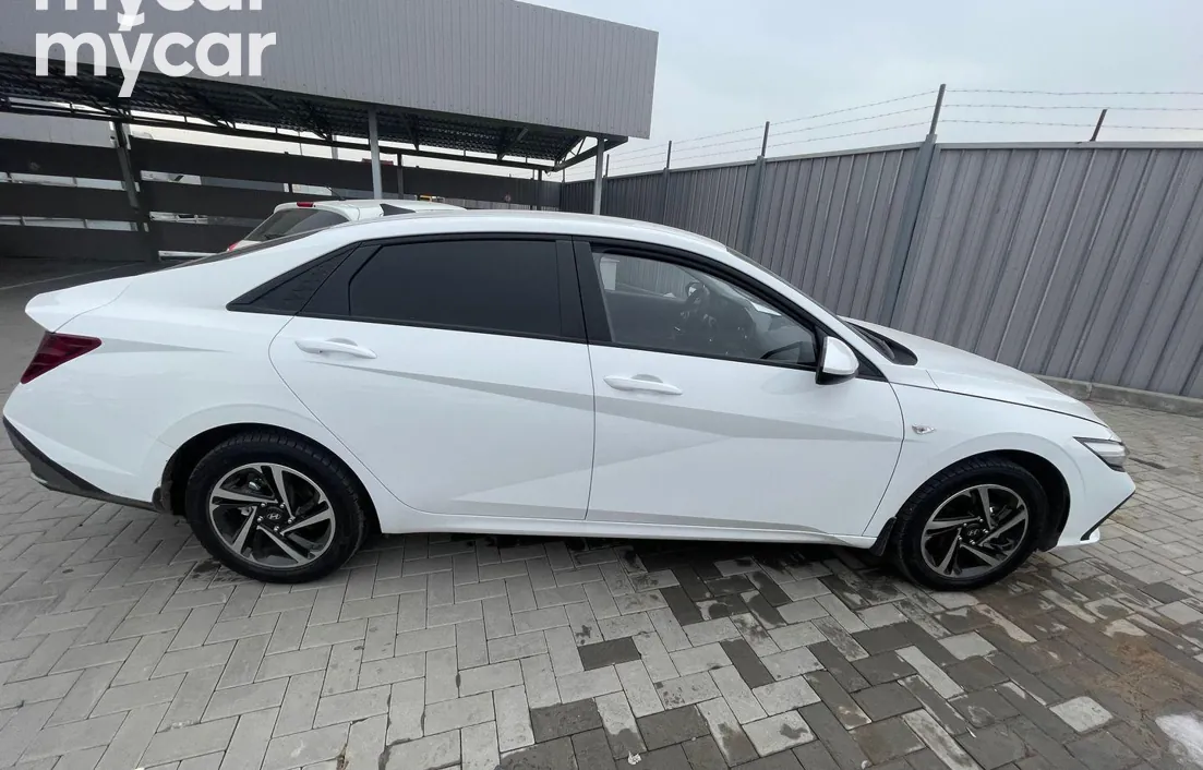 Hyundai Elantra 2024