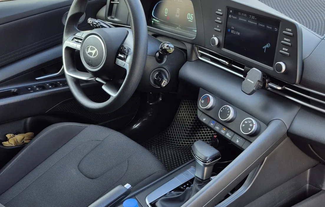 Hyundai Elantra 2024