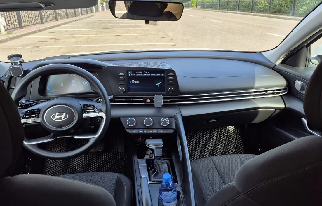 Hyundai Elantra 2024