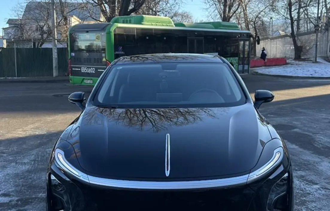 Hongqi E-QM5 2025