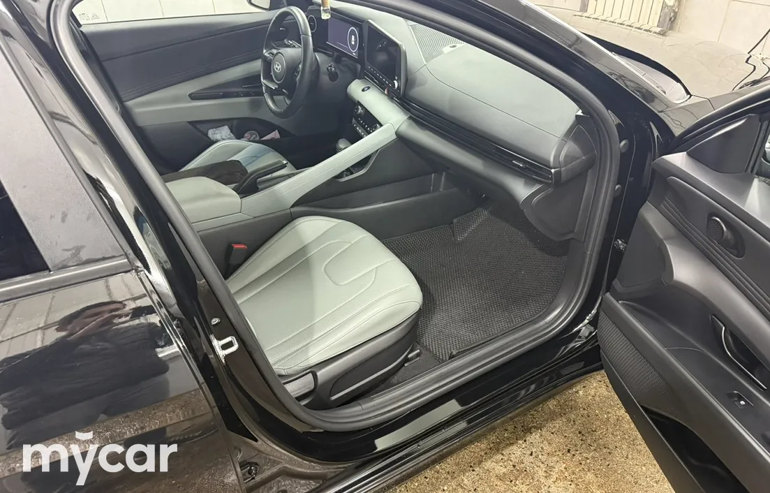Hyundai Elantra 2024