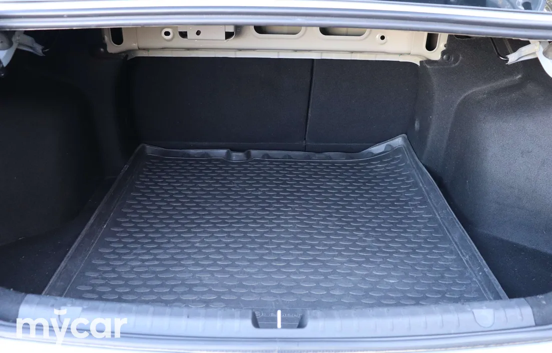 Geely Emgrand 2024