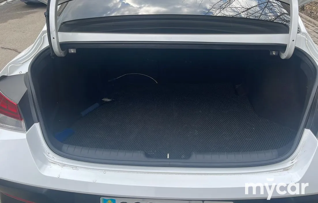 Hyundai Elantra 2024
