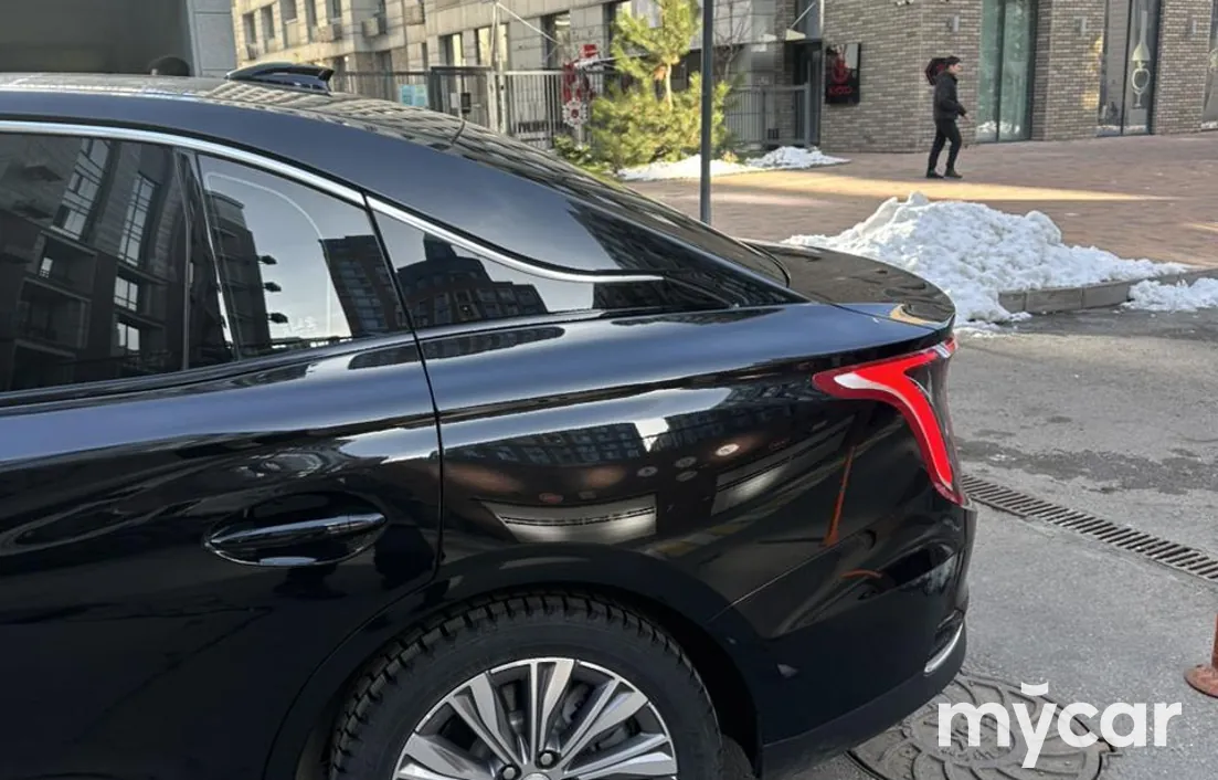 Hongqi E-QM5 2024