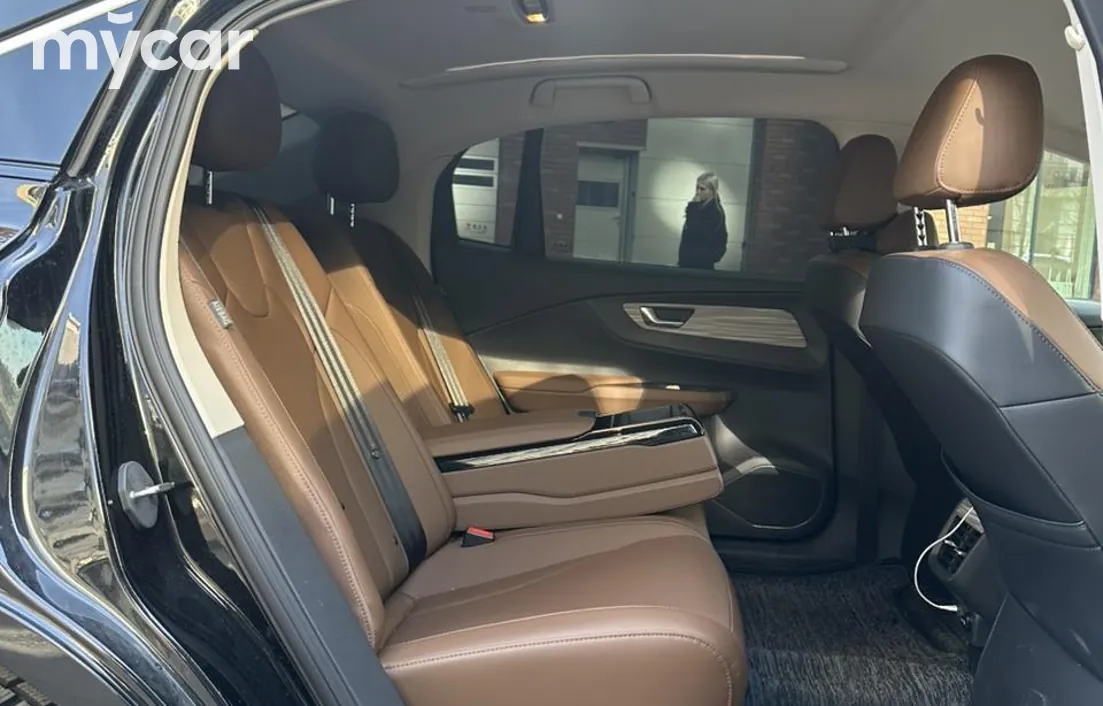 Hongqi E-QM5 2024