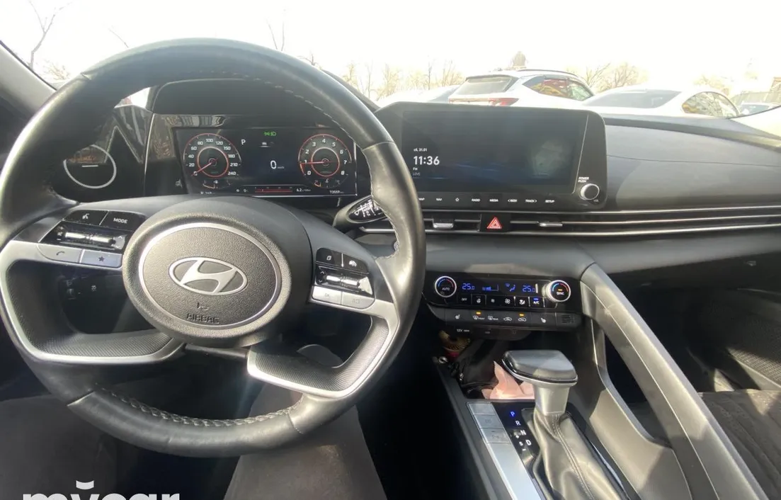 Hyundai Elantra 2024
