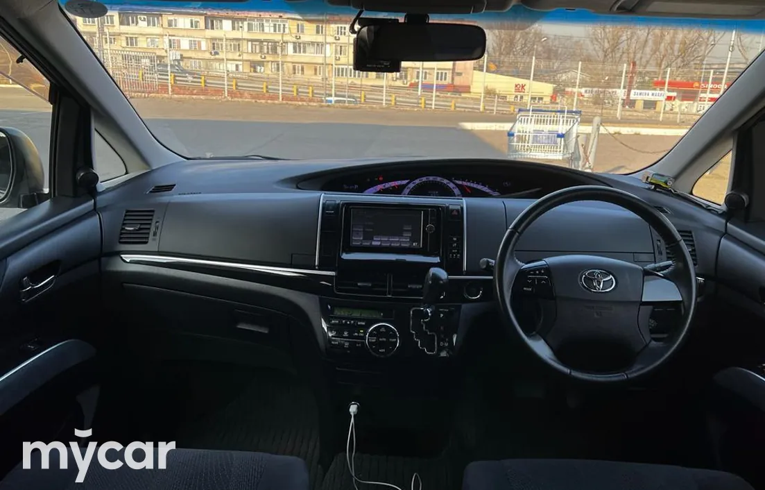 Toyota Estima 2013