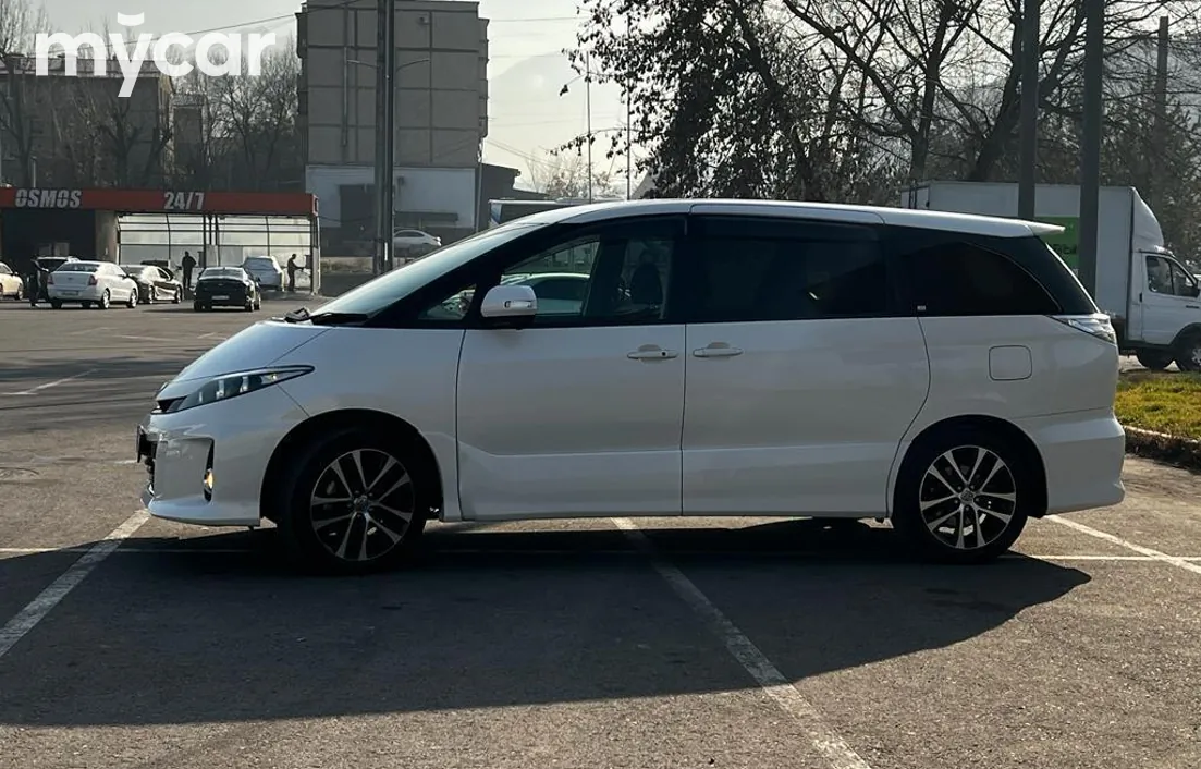 Toyota Estima 2013