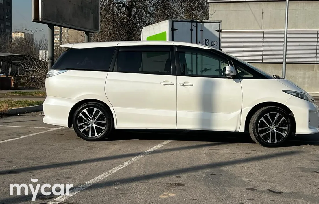 Toyota Estima 2013