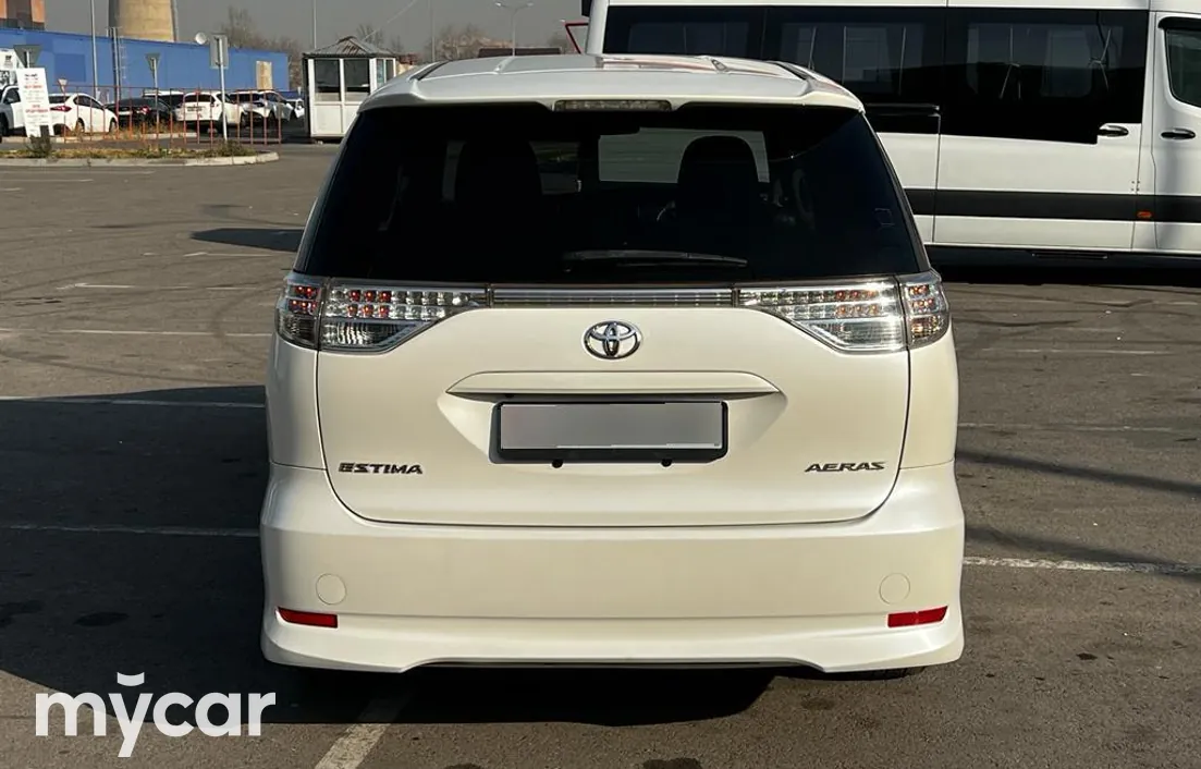 Toyota Estima 2013
