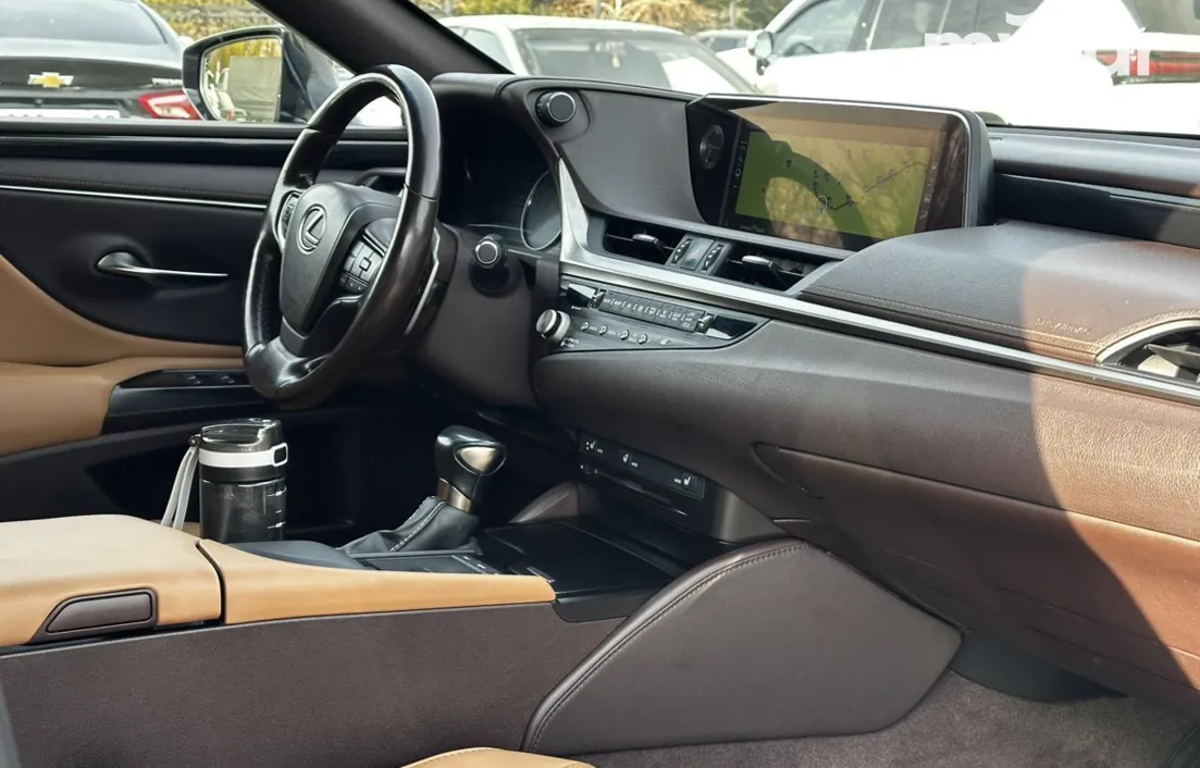 Lexus ES 2021
