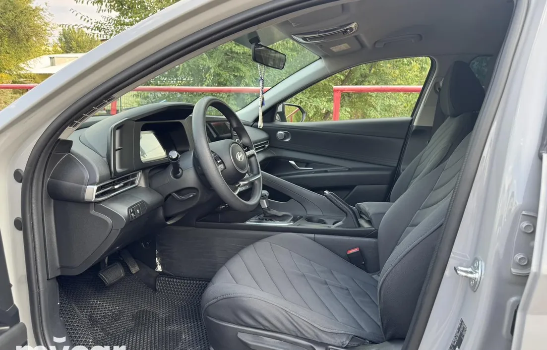 Hyundai Elantra 2024