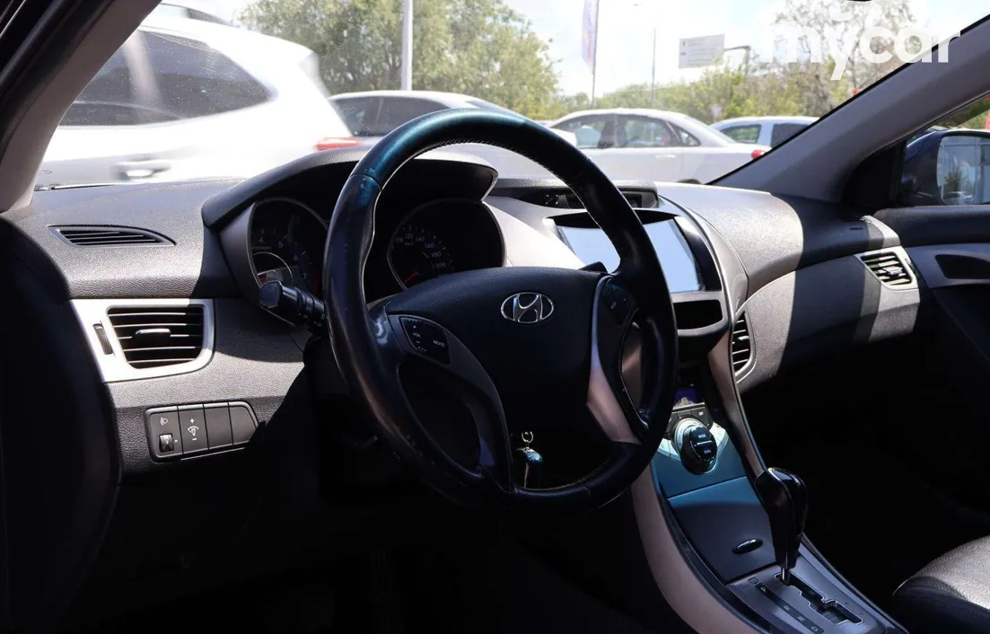 Hyundai Elantra 2012