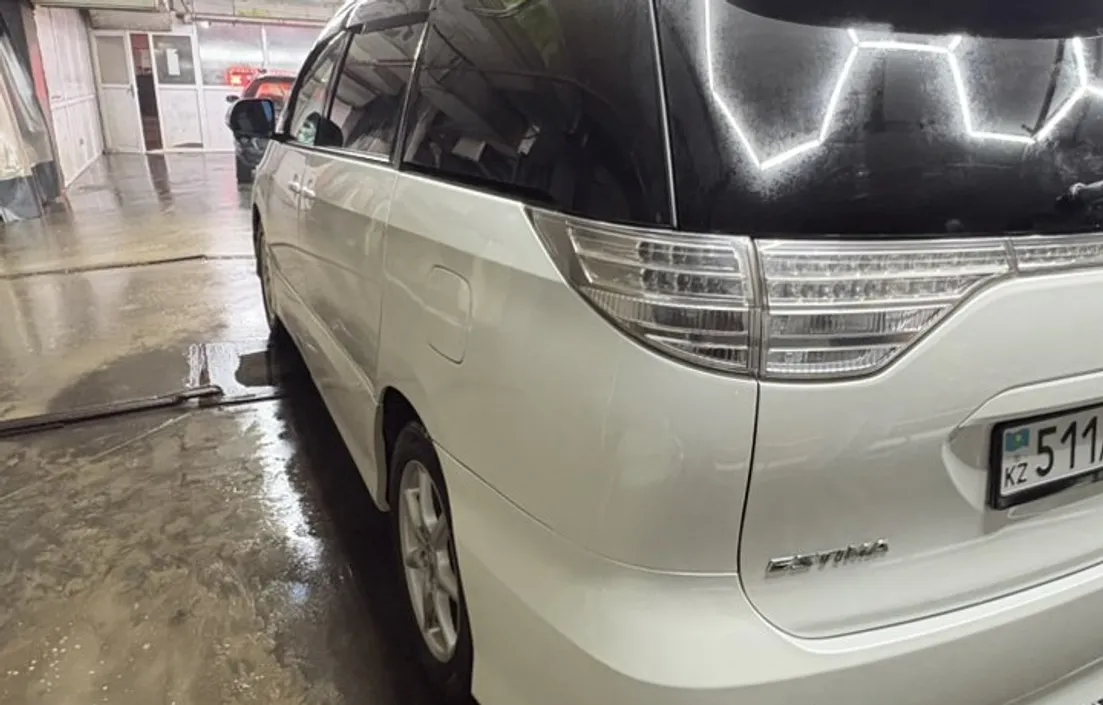 Toyota Estima 2010