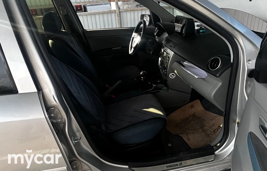 Mazda 2 2005