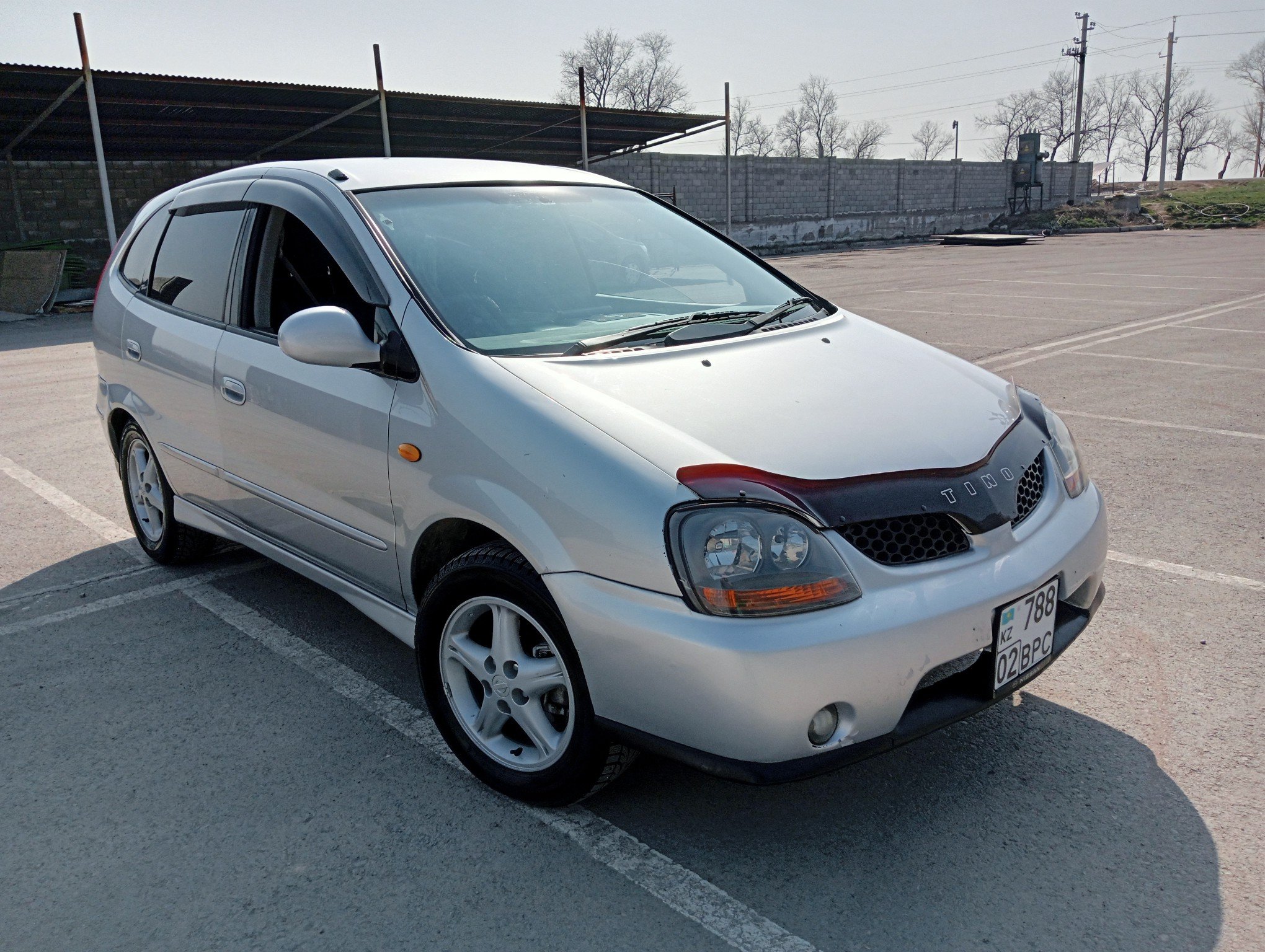 Nissan Tino 1998