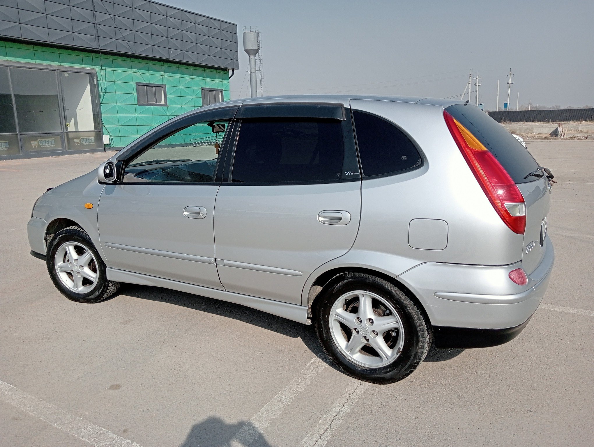 Nissan Tino 1998