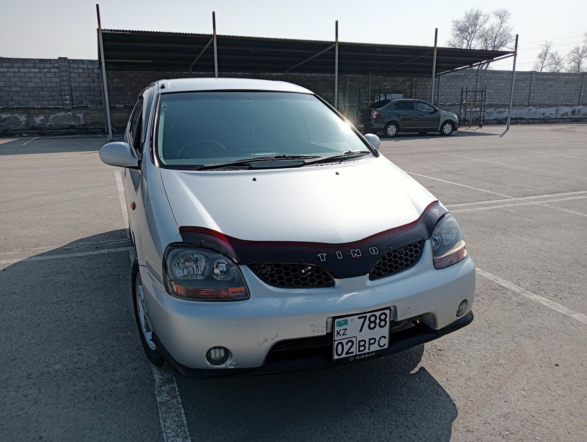 Nissan Tino 1998