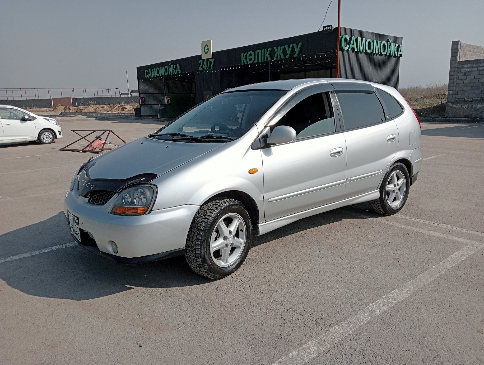 Nissan Tino 1998