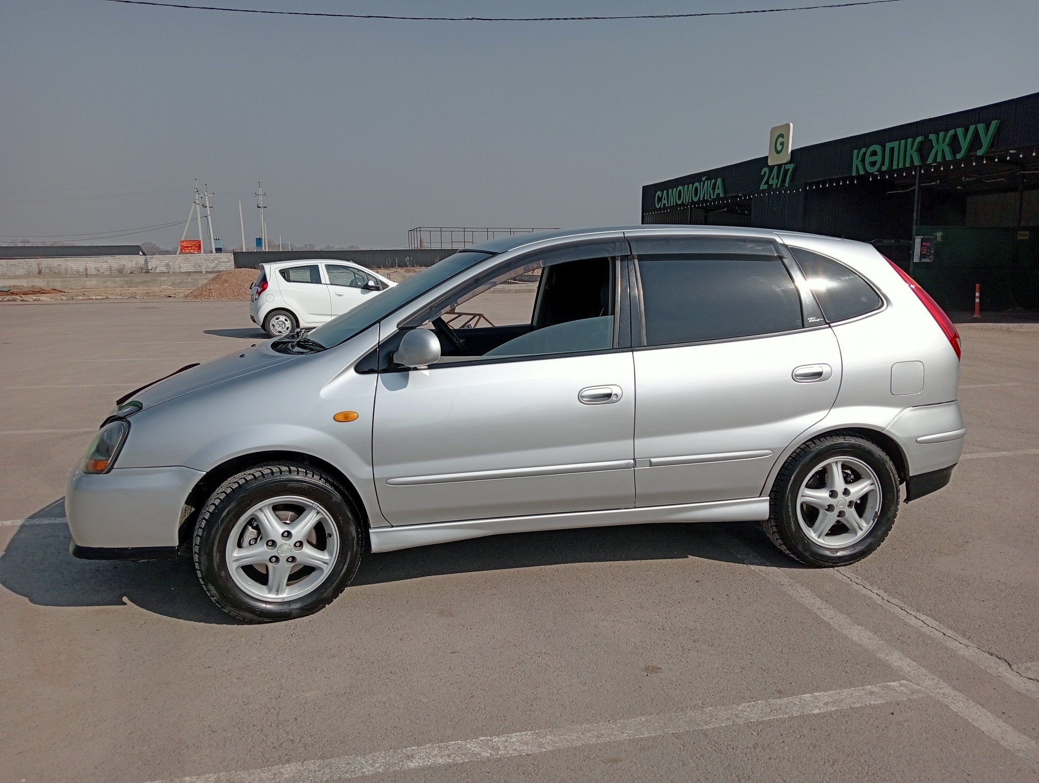 Nissan Tino 1998