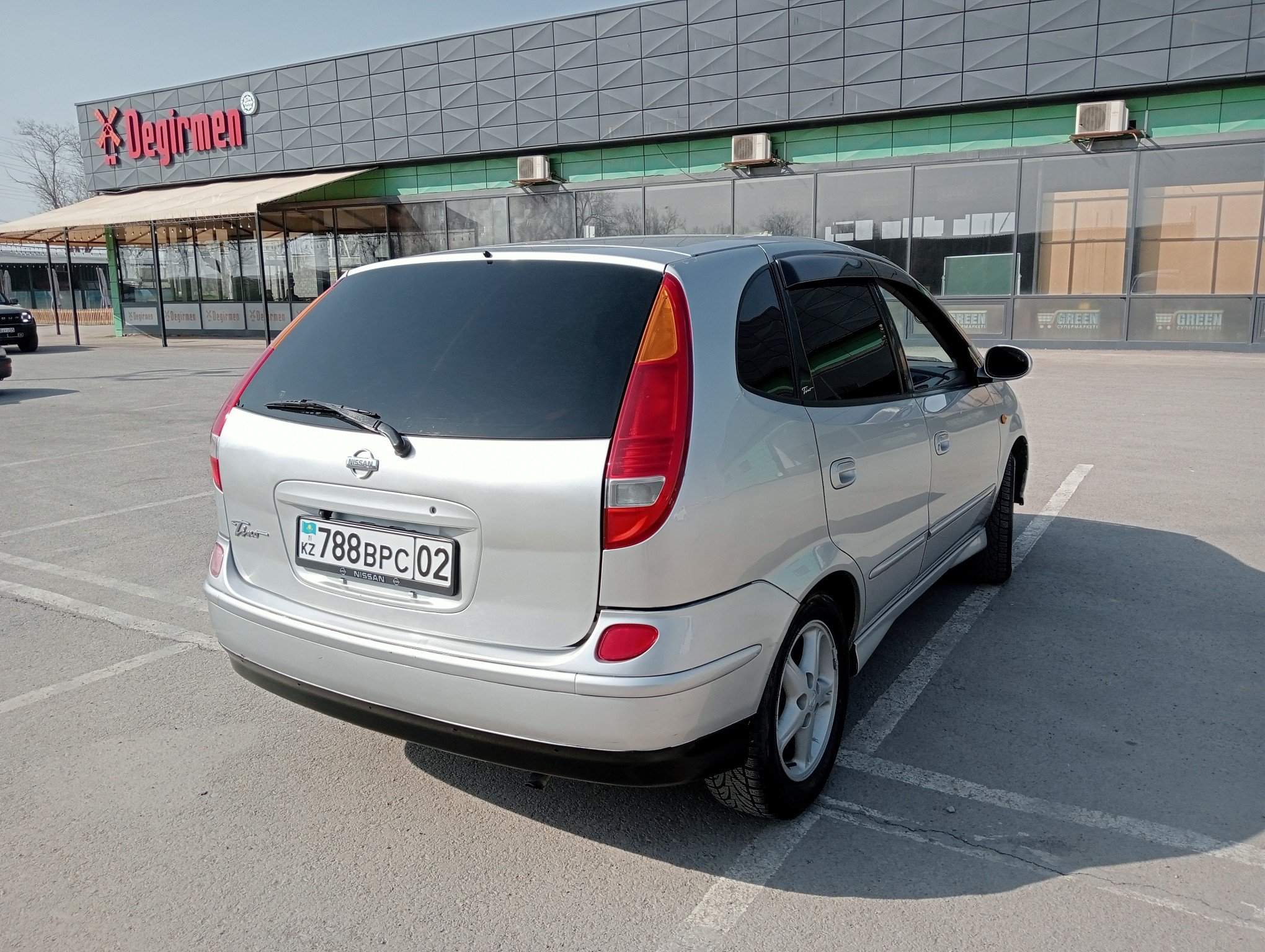 Nissan Tino 1998