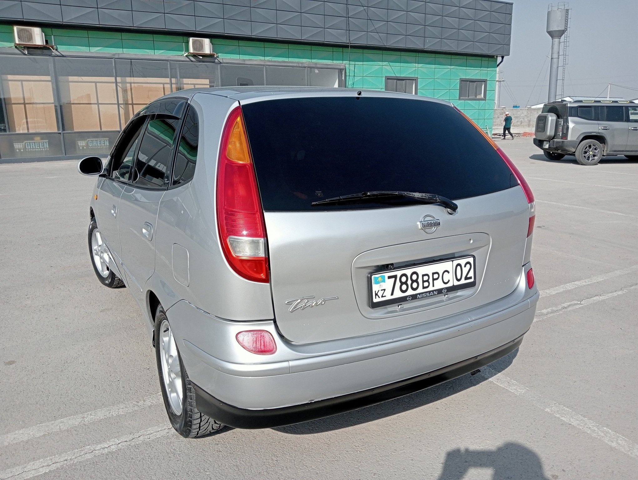 Nissan Tino 1998