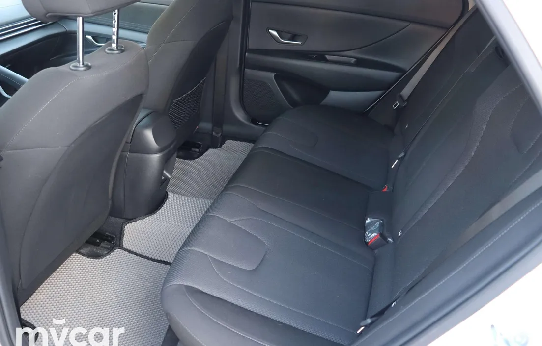 Hyundai Elantra 2024