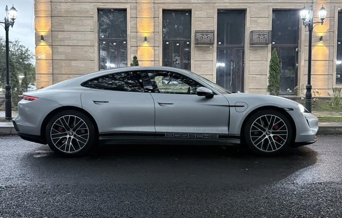 Porsche Taycan 2021