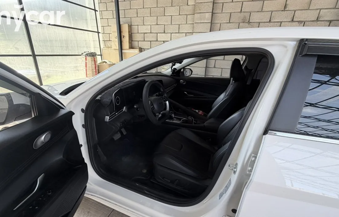 Hyundai Elantra 2024