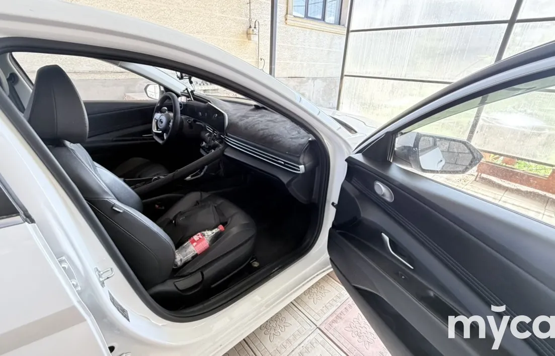 Hyundai Elantra 2024