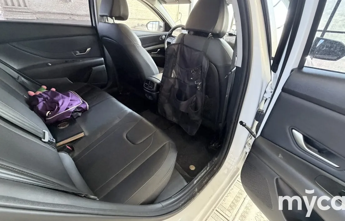 Hyundai Elantra 2024