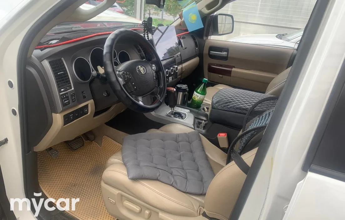 Toyota Sequoia 2010