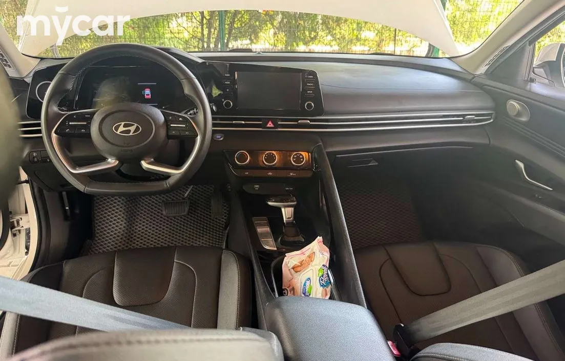 Hyundai Elantra 2024