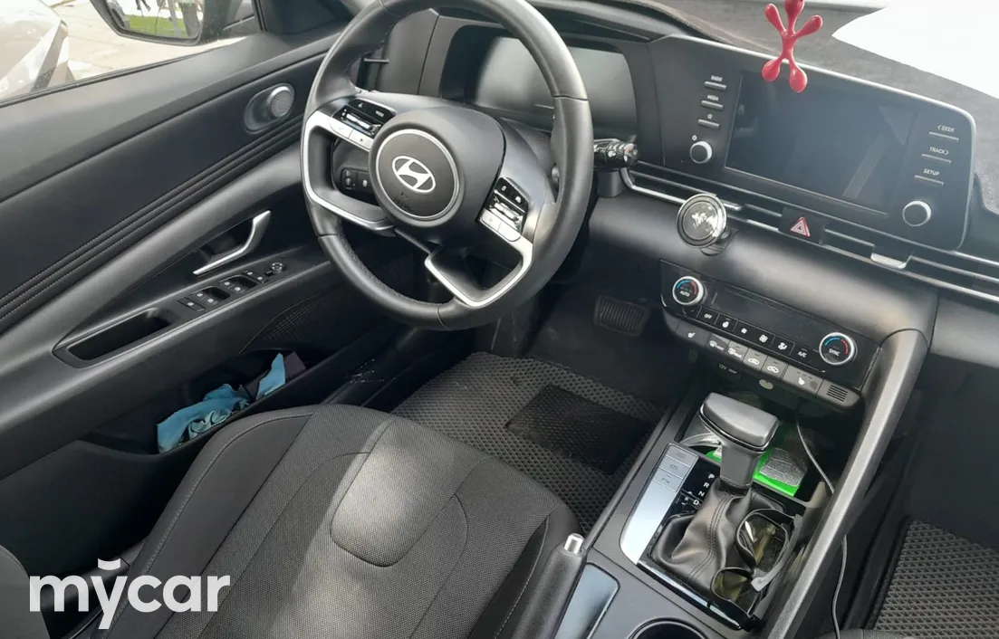 Hyundai Elantra 2025
