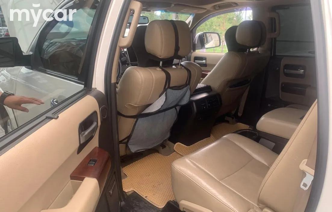Toyota Sequoia 2010