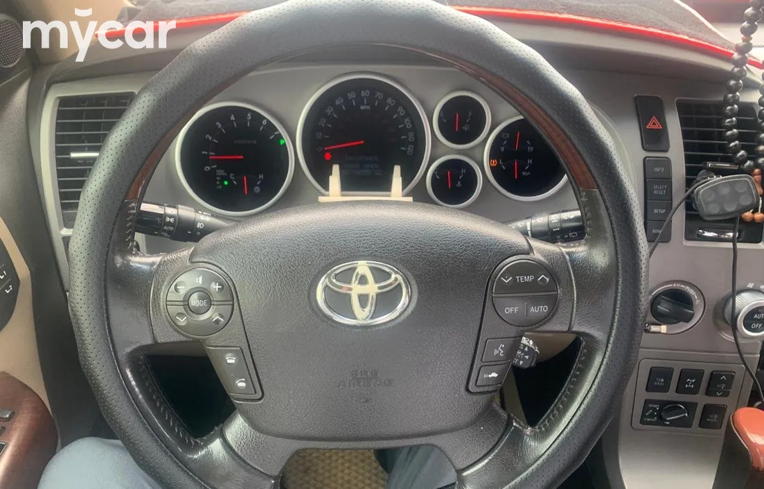 Toyota Sequoia 2010