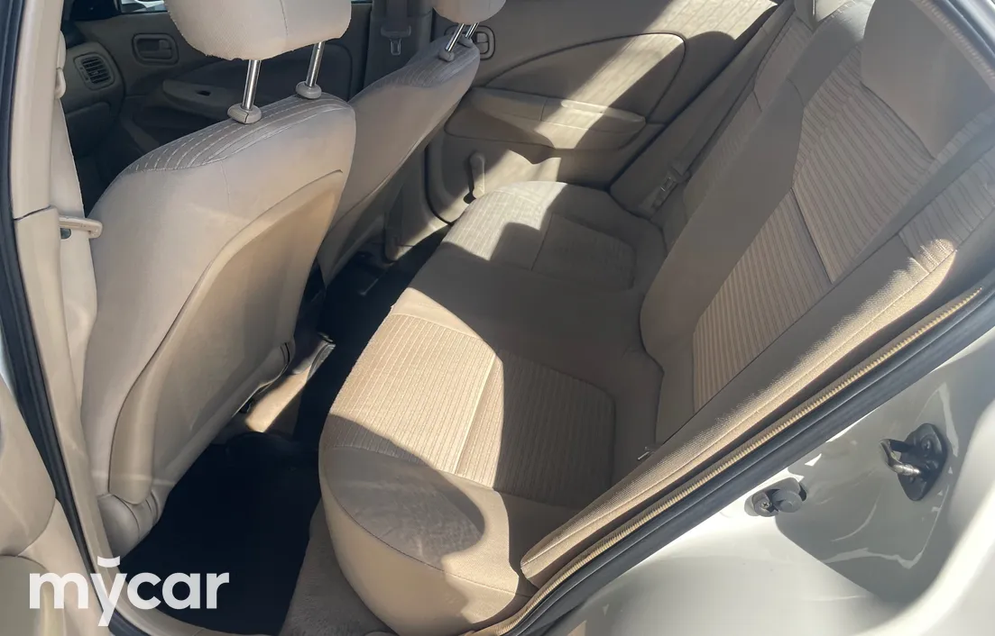 Nissan Sunny 2010