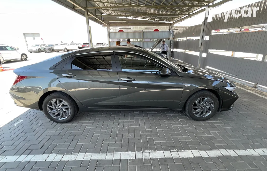 Hyundai Elantra 2025