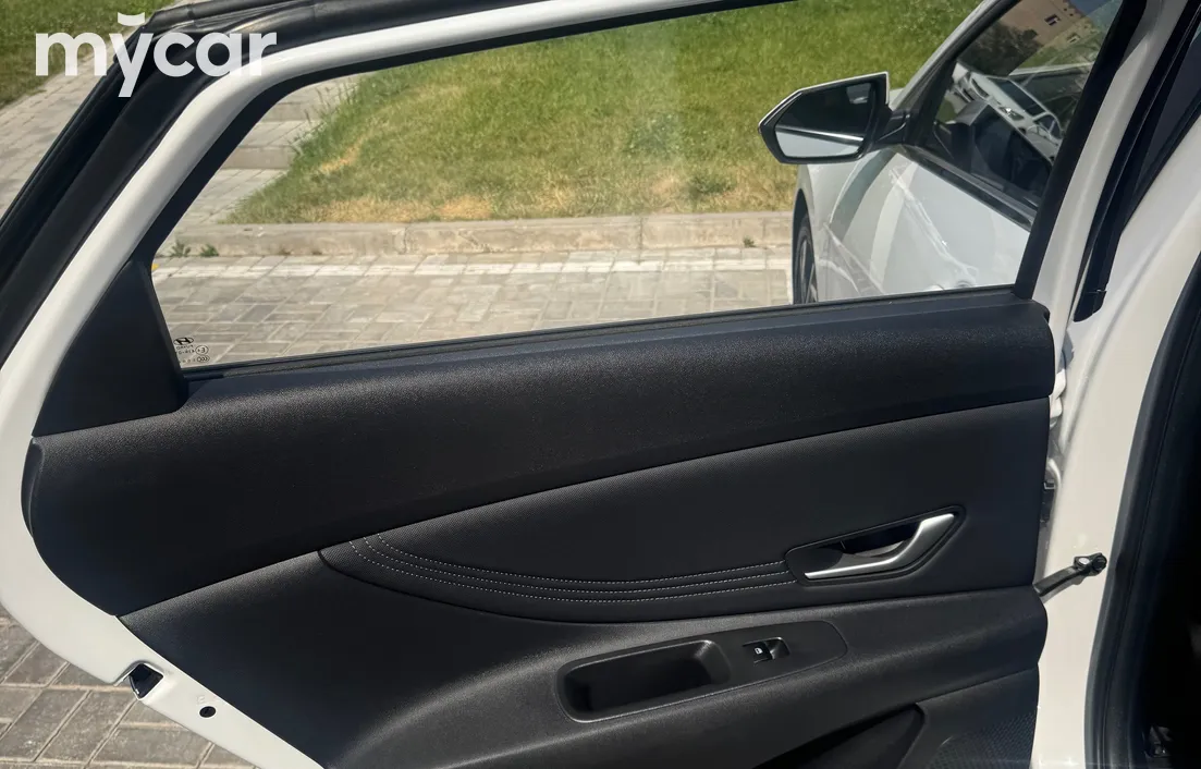 Hyundai Elantra 2023