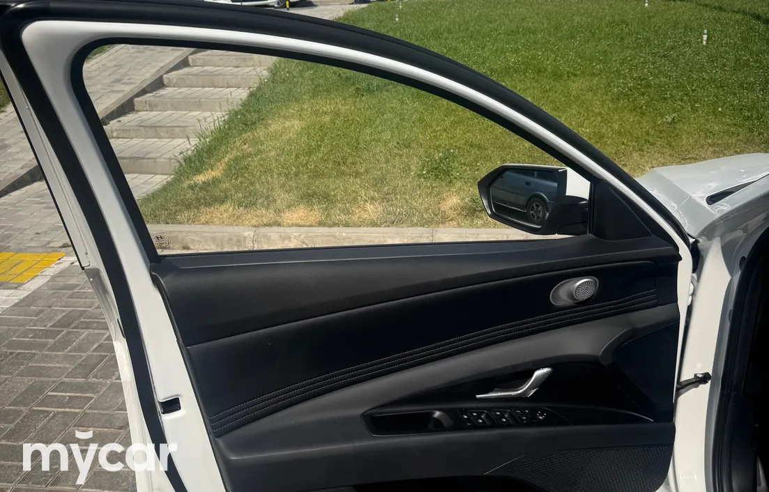 Hyundai Elantra 2023
