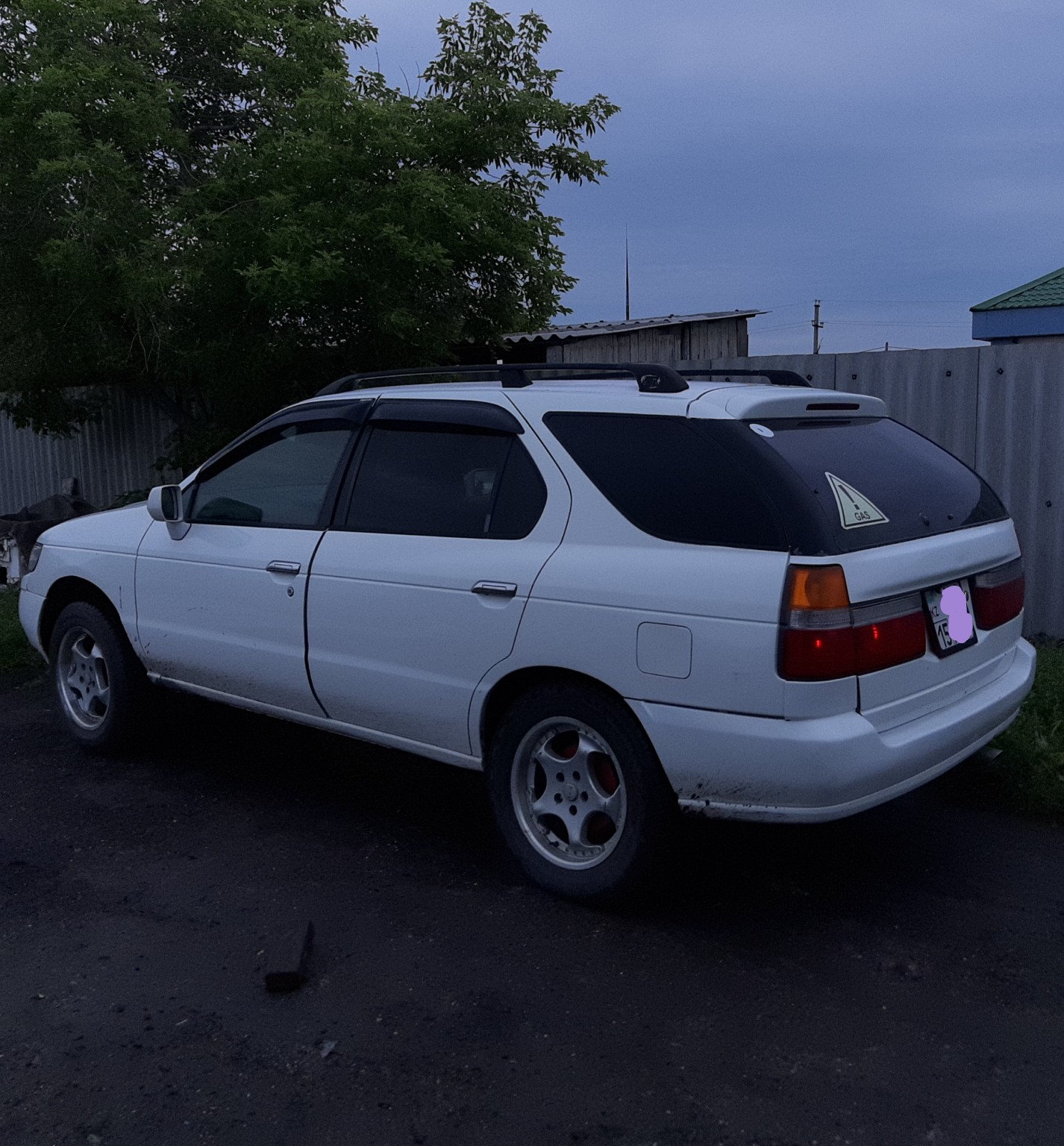 Nissan R'nessa 1998