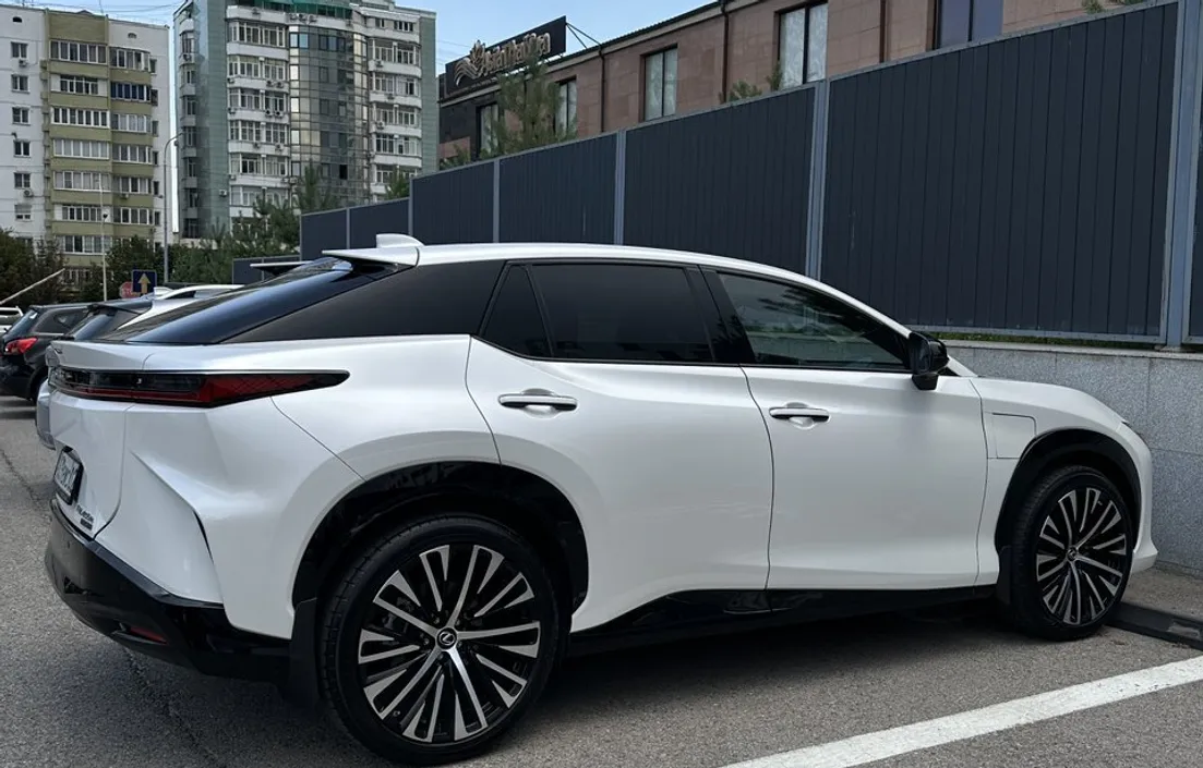 Lexus RZ 2023
