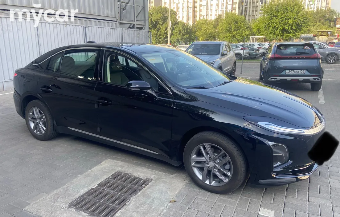 Hongqi E-QM5 2025