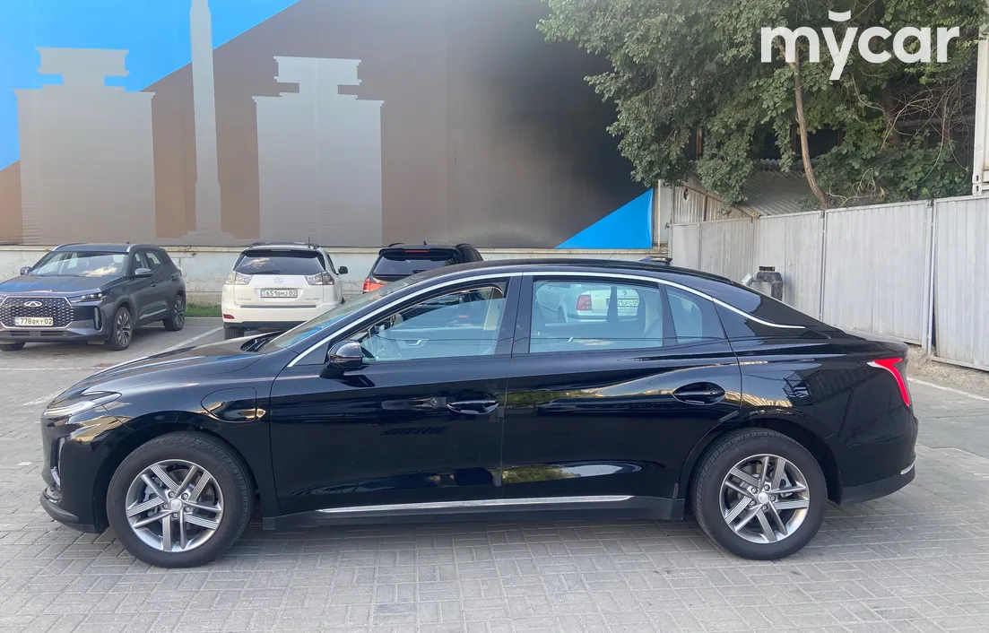 Hongqi E-QM5 2025