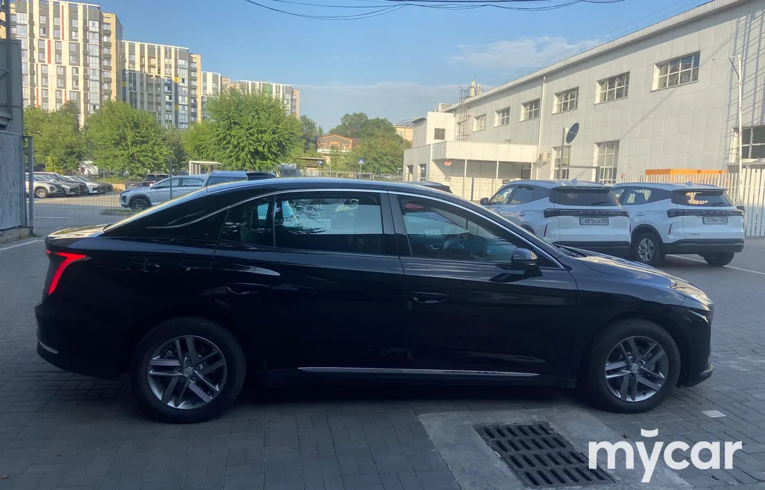 Hongqi E-QM5 2025