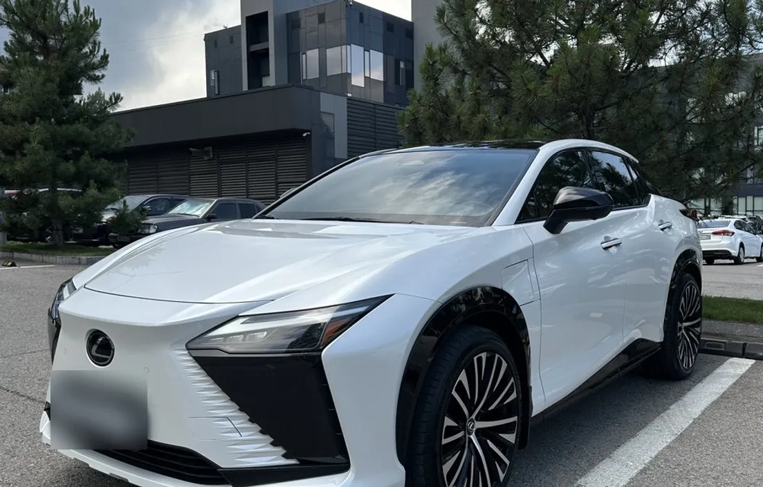 Lexus RZ 2023