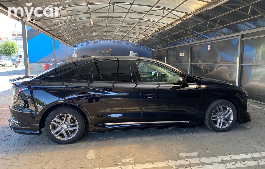 Hongqi E-QM5 2025