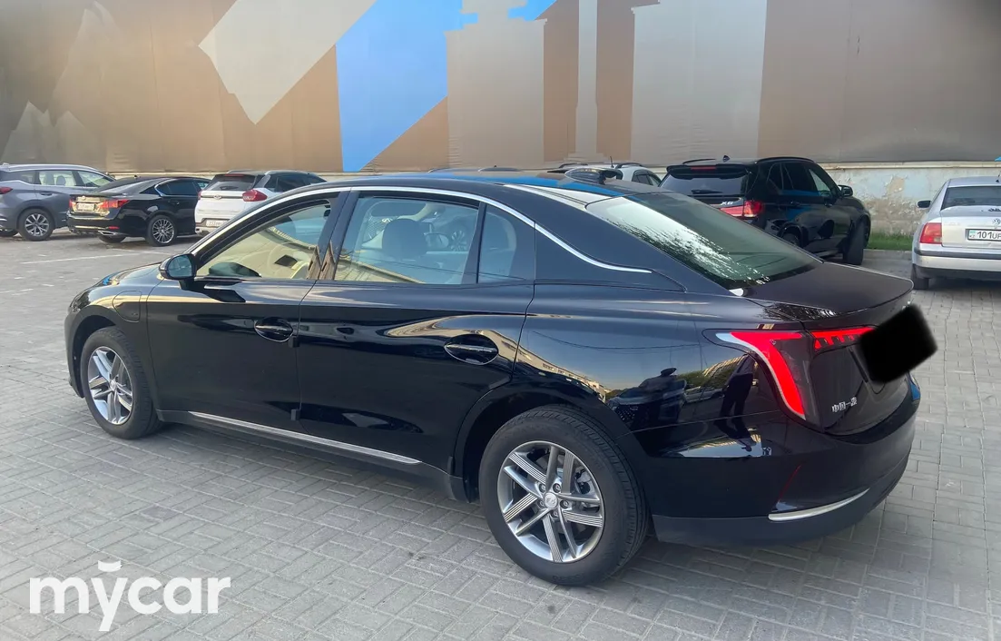 Hongqi E-QM5 2025