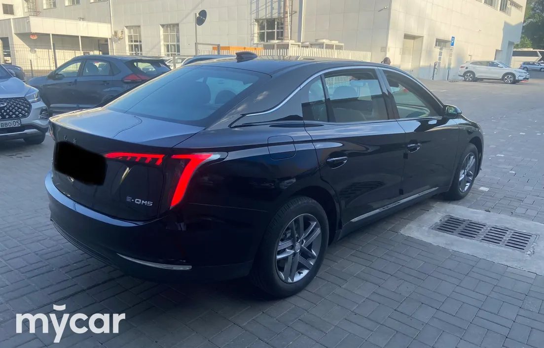 Hongqi E-QM5 2025