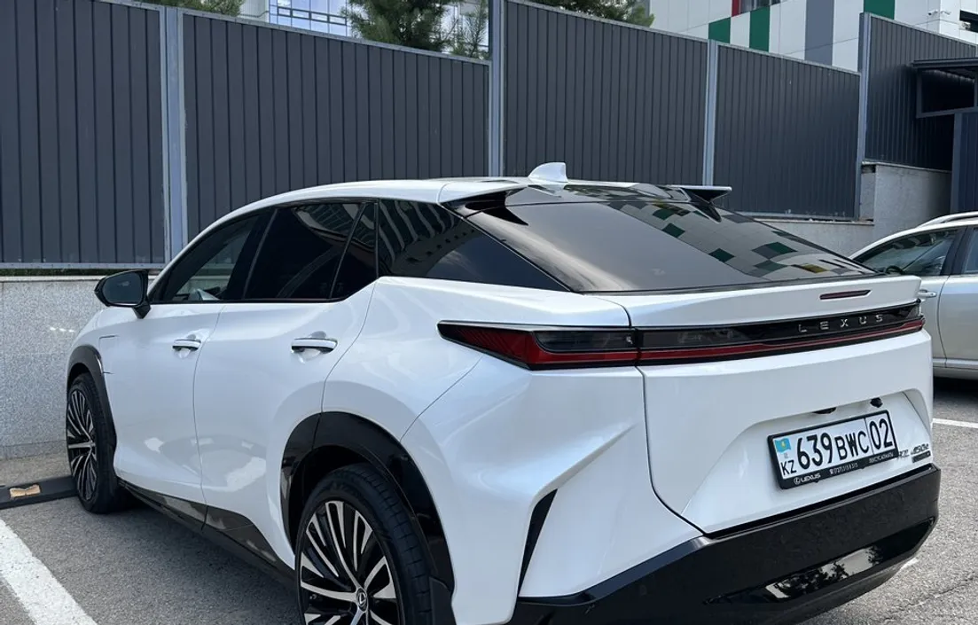 Lexus RZ 2023